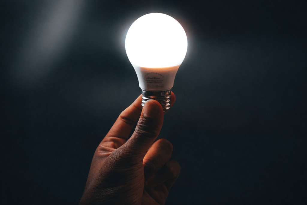 lâmpada led acesa no soquete