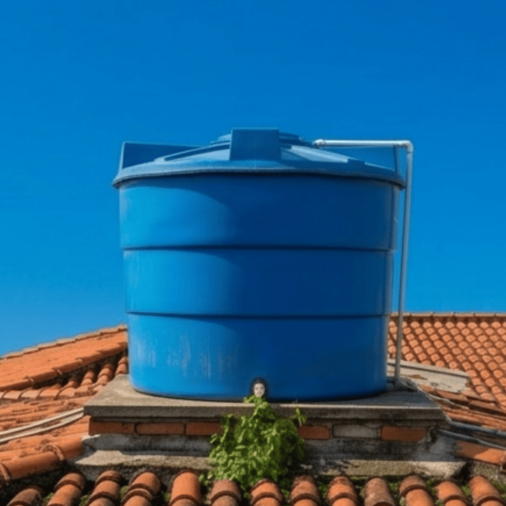 Caixa d’água responsável pela distribuição da água na casa