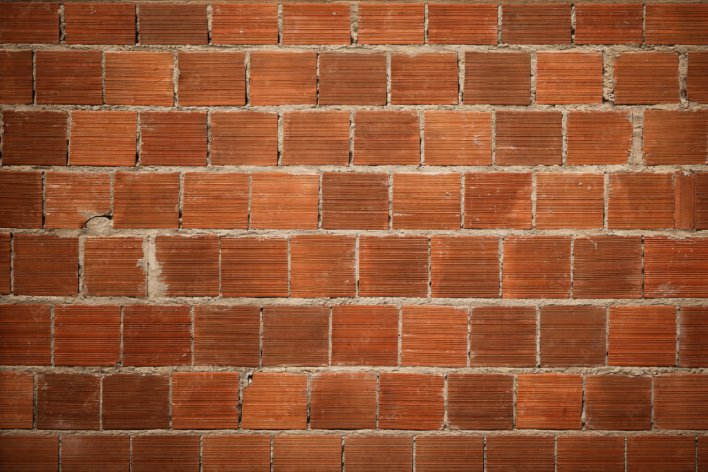 Tijolo exposto sem reboco absorvendo umidade